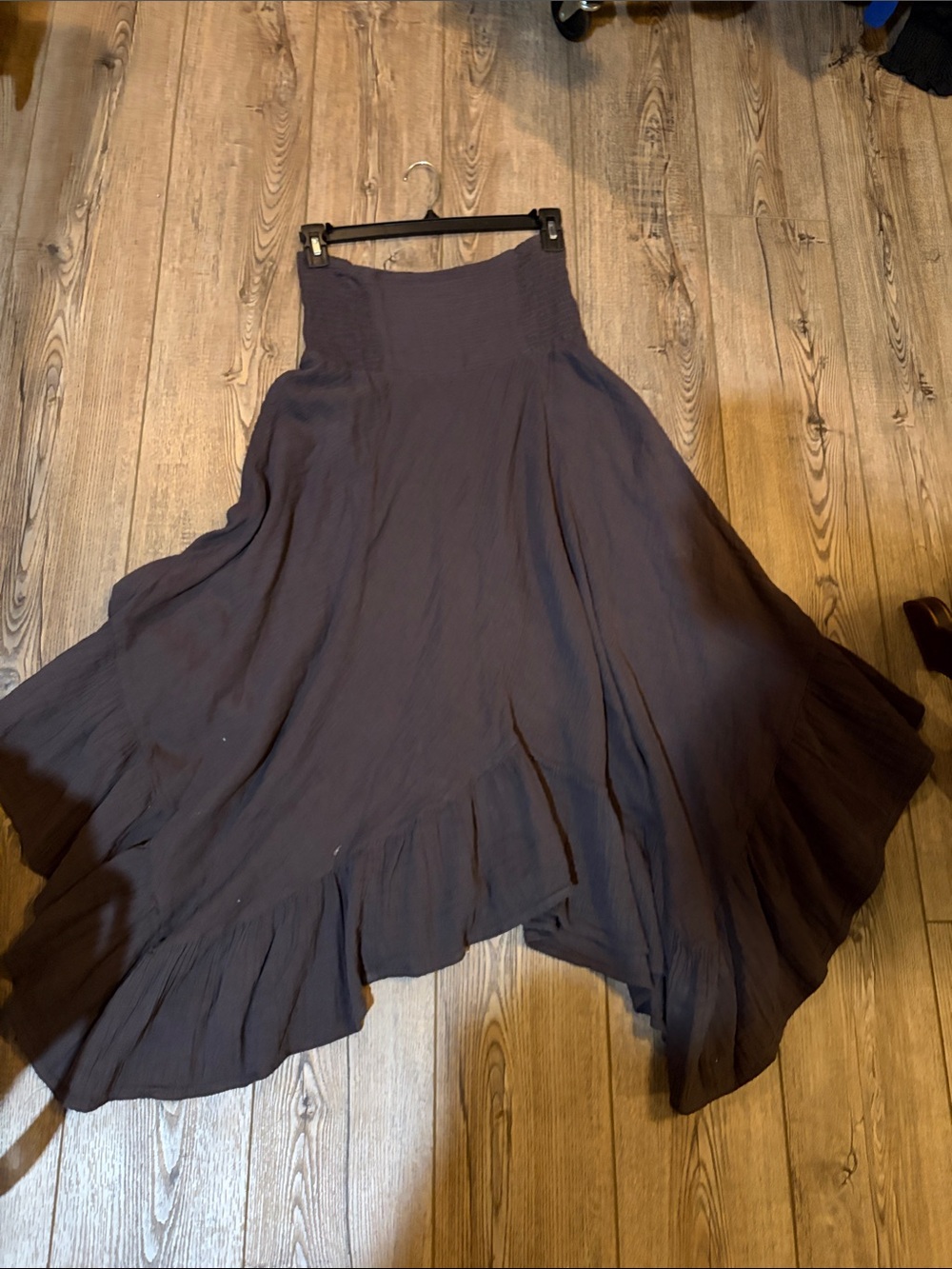 Natural life Flowy High-Waist Midi Skirt in Dark Charcoal